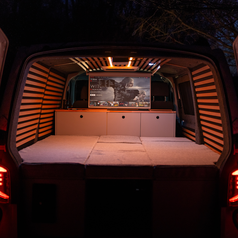 Van aménagé Black Van lit queen size écran cinéma projection